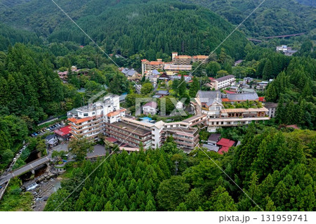 群馬県中之条町の四万温泉街を俯瞰で撮影した落ち着いた雰囲気の温泉地の空撮風景 131959741