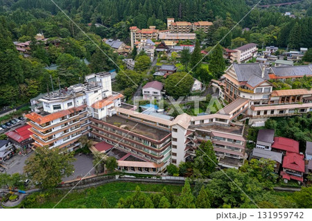群馬県中之条町の四万温泉街を俯瞰で撮影した落ち着いた雰囲気の温泉地の空撮風景 群馬県中之条町の四万温泉街を俯瞰で撮影した落ち着いた雰囲気の温泉地の空撮風景 131959742