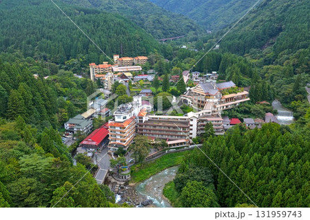 群馬県中之条町の四万温泉街を俯瞰で撮影した落ち着いた雰囲気の温泉地の空撮風景 群馬県中之条町の四万温泉街を俯瞰で撮影した落ち着いた雰囲気の温泉地の空撮風景 131959743
