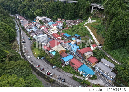 群馬県中之条町の四万温泉街を俯瞰で撮影した落ち着いた雰囲気の温泉地の空撮風景 131959748