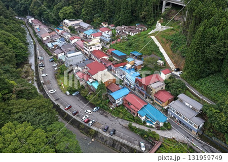 群馬県中之条町の四万温泉街を俯瞰で撮影した落ち着いた雰囲気の温泉地の空撮風景 131959749