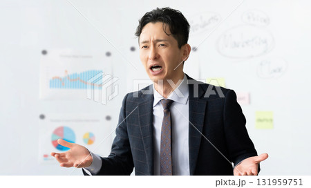 会議で熱弁する男性ビジネスマン 会議で熱弁する男性ビジネスマン 131959751