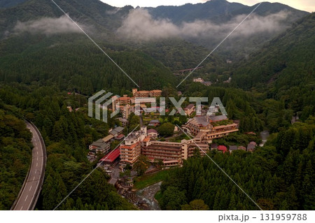 群馬県中之条町の四万温泉街を夕暮れに俯瞰で撮影した情緒ある温泉地の空撮風景 131959788