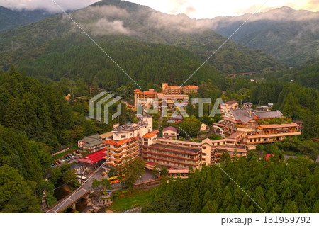 群馬県中之条町の四万温泉街を夕暮れに俯瞰で撮影した情緒ある温泉地の空撮風景 131959792