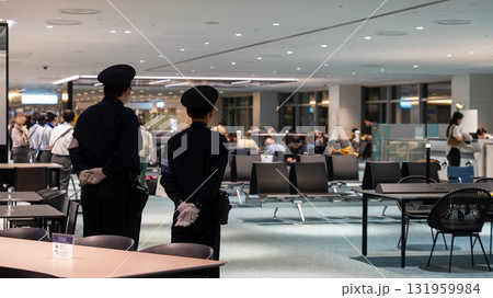飛行機の遅延または欠航により空港で夜を過ごす人たち 飛行機の遅延または欠航により空港で夜を過ごす人たち 131959984