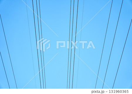 爽やかな青空と送電線 131960365