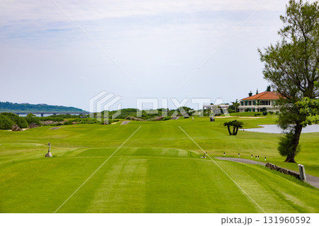 爽やかな南国の青空と青い海・来間大橋と鮮やかな芝が映えるリゾートのゴルフ場（沖縄県宮古島市） 131960592