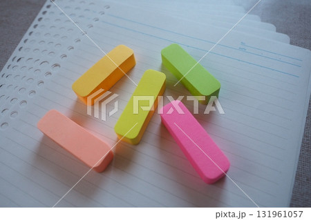 ルーズリーフと付箋 ルーズリーフと付箋 131961057