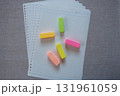 ルーズリーフと付箋 131961059