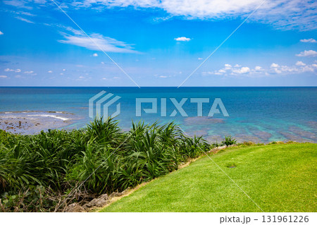 爽やかな南国の青空と青い海・鮮やかな芝が映える海越えホールのリゾートのゴルフ場(沖縄県宮古島市) 爽やかな南国の青空と青い海・鮮やかな芝が映える海越えホールのリゾートのゴルフ場(沖縄県宮古島市) 131961226