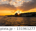トルコ•イスタンブール、ボスポラス海峡から眺める夕陽刺すモスク トルコ•イスタンブール、ボスポラス海峡から眺める夕陽刺すモスク 131961277