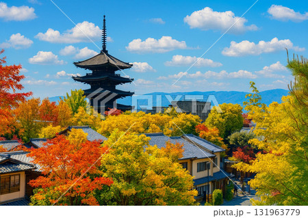 八坂の塔 五重塔と京都タワー 紅葉 八坂の塔 五重塔と京都タワー 紅葉 131963779