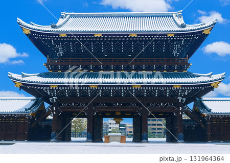 阿弥陀堂門　東本願寺　雪景色 131964364