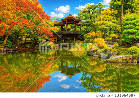 渉成園の回棹廊と丹楓渓　印月池　紅葉 131964697