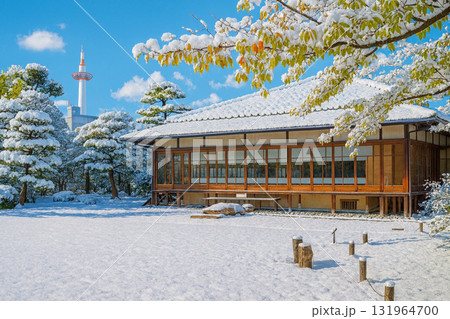 渉成園と京都タワー　雪景色 131964700