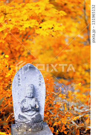 紅葉とお地蔵様 紅葉とお地蔵様 131965132