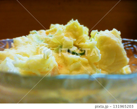 ガラスの器に盛り付けたポテトサラダ。逆光で撮影したシズル感たっぷりのポテトサラダの写真 131965203