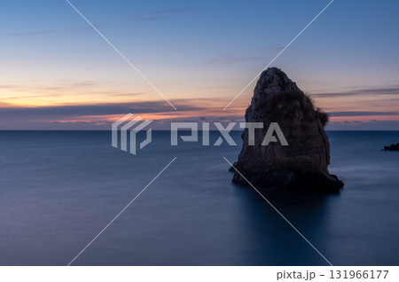 冬の夜明けに浮かび上がる北茨城・二ツ島 131966177