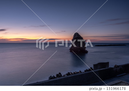 冬の夜明けに浮かび上がる北茨城・二ツ島 冬の夜明けに浮かび上がる北茨城・二ツ島 131966178
