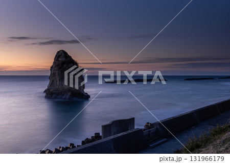 冬の夜明けに浮かび上がる北茨城・二ツ島 冬の夜明けに浮かび上がる北茨城・二ツ島 131966179