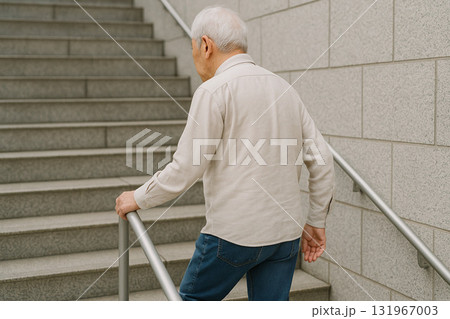 階段を上る高齢者の後ろ姿 131967003