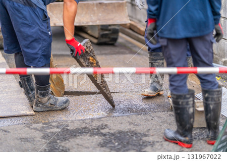 水道工事　掘削位置　道路　アスファルト舗装　掘削　開削工法　掘り始め 131967022