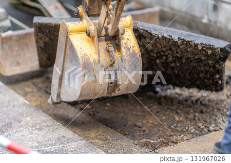 水道工事　給水管布設替え工事　道路　アスファルト舗装　掘削　開削工法 131967026