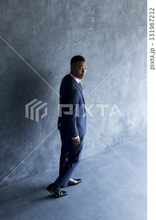 壁に立っているスーツを着た男性　 131967212