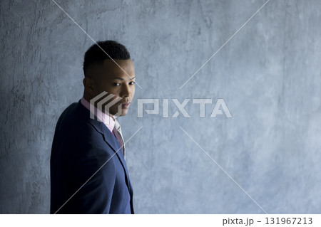壁に立っているスーツを着た男性 壁に立っているスーツを着た男性 131967213