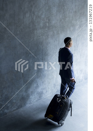 スーツケースを引く男性 スーツケースを引く男性 131967219