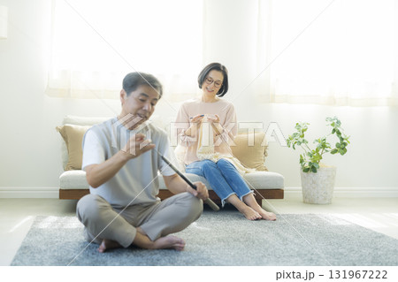 趣味を楽しむ夫婦 131967222