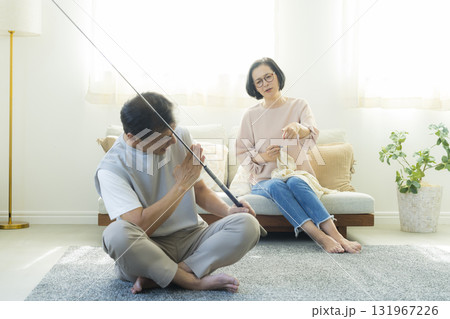 趣味を楽しむ夫婦 131967226