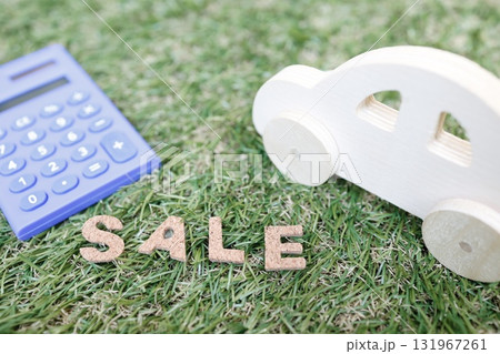 自動車販売のセールと価格計算のイメージ。 自動車販売のセールと価格計算のイメージ。 131967261