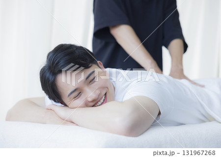 整体を受ける男性  131967268
