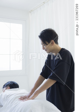 整体を受ける男性  131967269