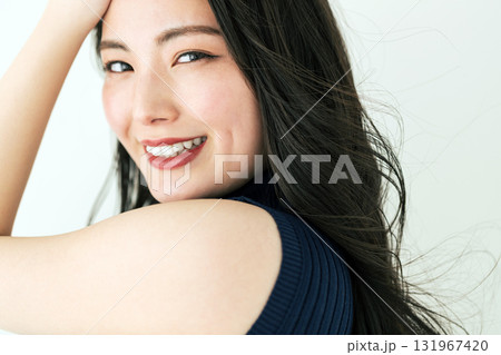 若い女性のポートレート 131967420