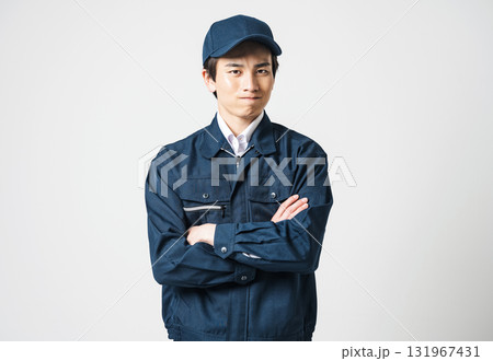 悩む作業服姿の若い男性 131967431