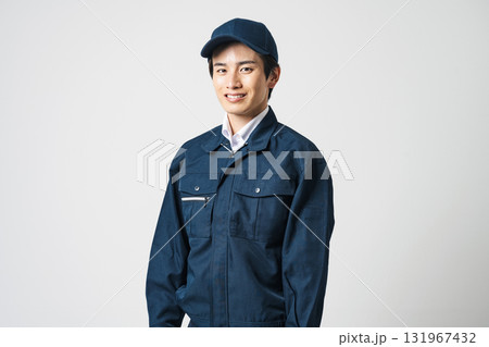 作業服を着た20代の若い男性 131967432