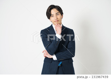 就活に悩むスーツを着た20代の若い男性 131967439