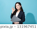 指でOKサインを出すスーツ姿のキャリアウーマン 131967451