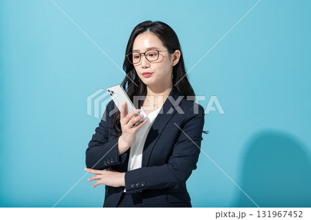 スマホを見る若いキャリアウーマン 131967452