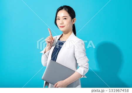指を差して紹介するスーツ姿のキャリアウーマン 131967458