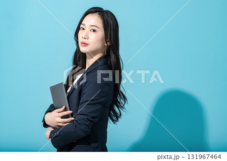 ノートパソコンを持った若いキャリアウーマン 131967464