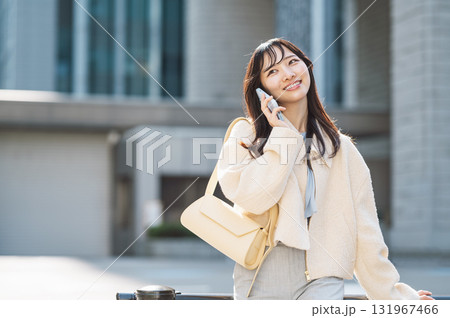 スマホで話す20代の若い女性 131967466