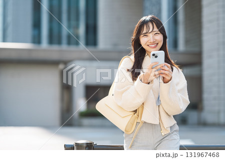 街中でスマホを使う若い女性 街中でスマホを使う若い女性 131967468