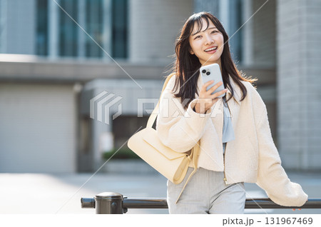 街中でスマホを使う若い女性 131967469