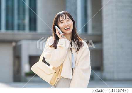 スマホで話す20代の若い女性 スマホで話す20代の若い女性 131967470