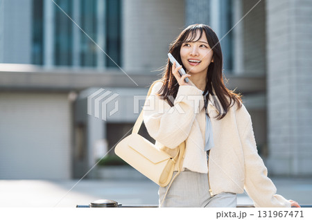 スマホで話す20代の若い女性 スマホで話す20代の若い女性 131967471