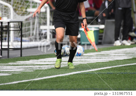 サッカーの線審 131967551