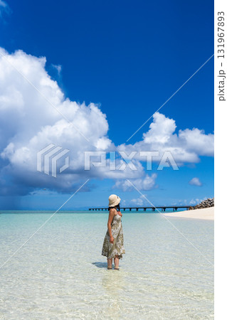 夏雲とエメラルドのビーチのリゾート 夏雲とエメラルドのビーチのリゾート 131967893